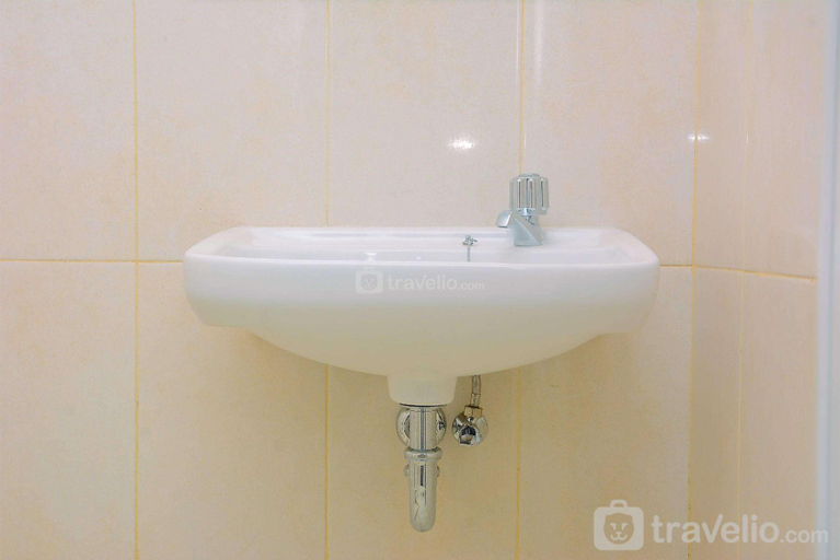 Bathroom 4, Relax Studio @ Springlake Summarecon By Travelio, Bekasi