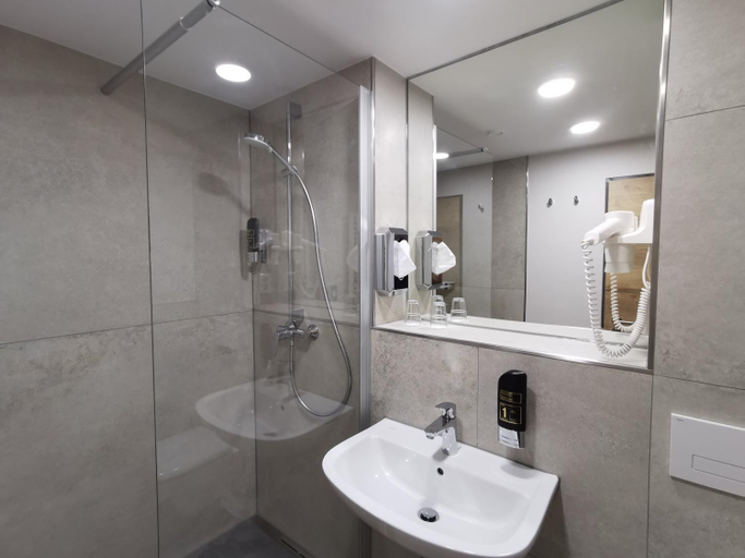 Bathroom, Hotel Am Regenbogen, Cham