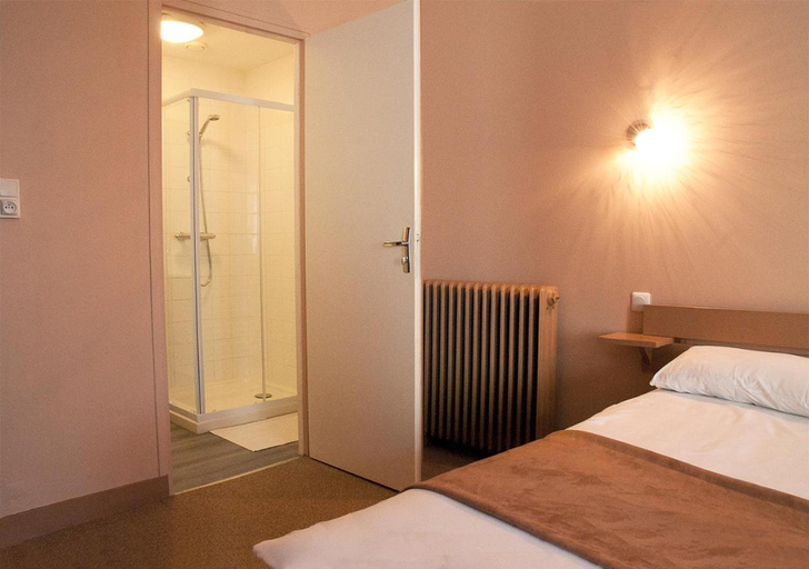 Bedroom 2, Hotel Des Pyrenees, Charente
