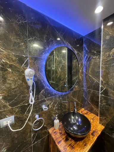 Bathroom 2, Julies Vila, Sarandës