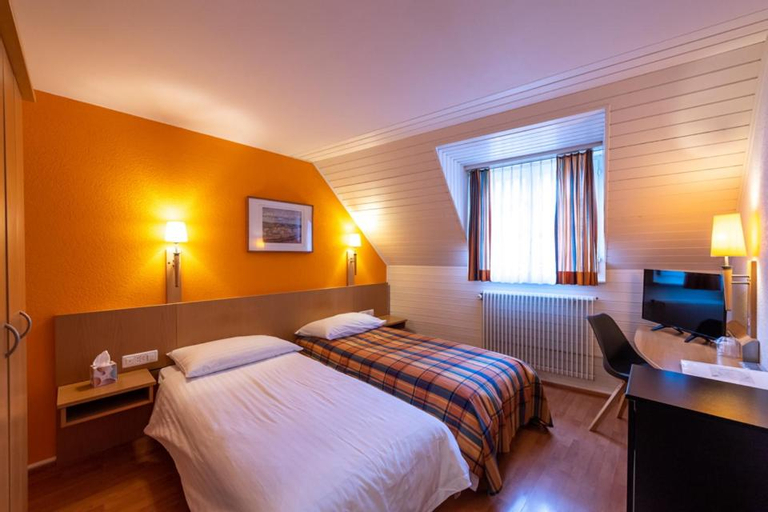 Bedroom 3, Hotel Restaurant Les Négociants, Pays-d'Enhaut