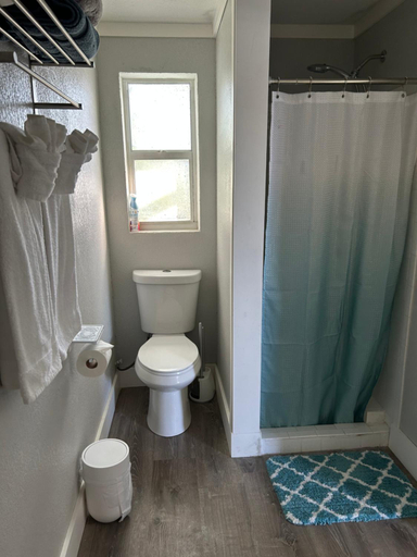Bathroom 3, Angler S Inn, Lee