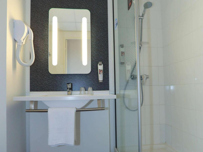 Bathroom 5, ibis Aurillac, Cantal