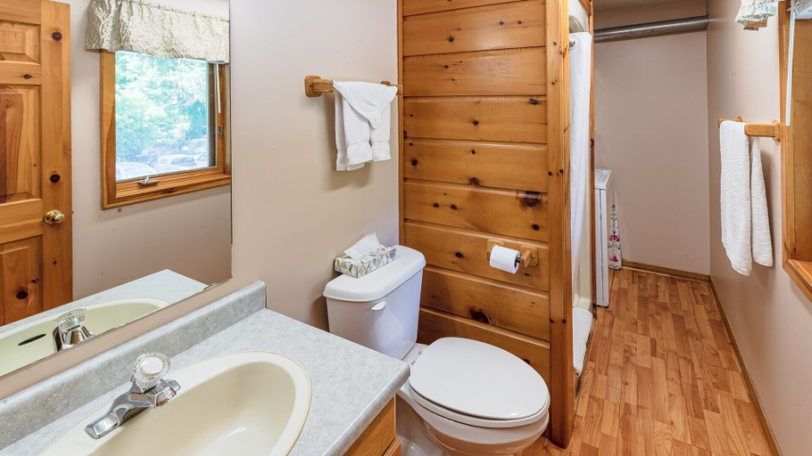 Bathroom 4, Calabogie Lodge, Renfrew