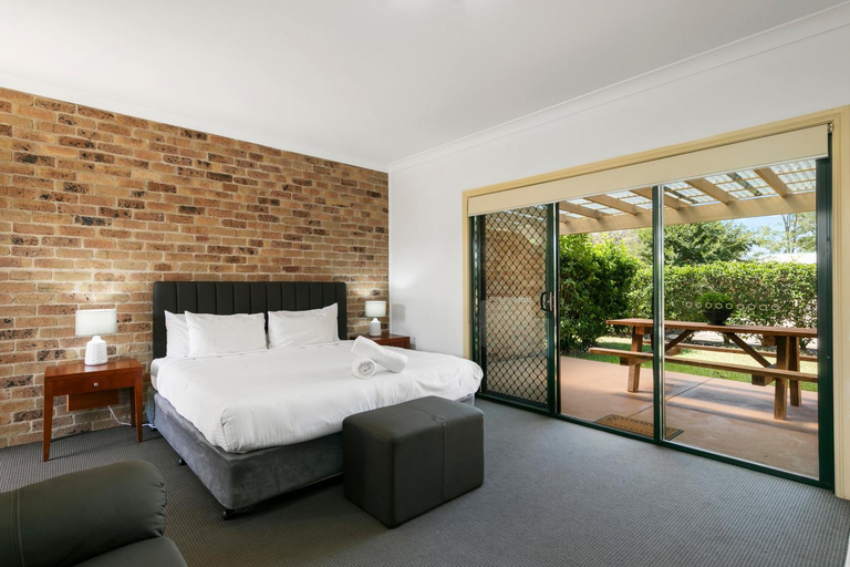 Bedroom, Potters Apartments, Cessnock