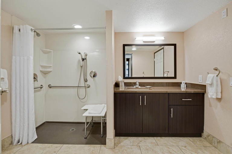 Bathroom 4, The Carriage House, Clark