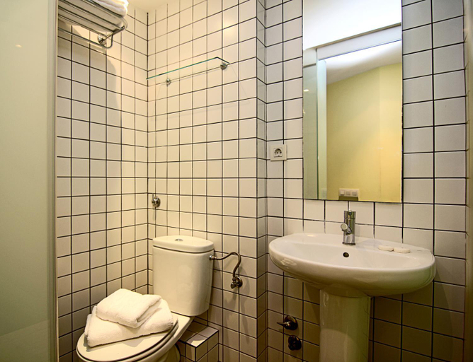 Bathroom 1, Classbedroom Born Apartments, Barcelona