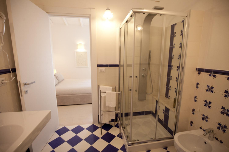 Bathroom 5, Italiana Resort Maniace, Syracuse