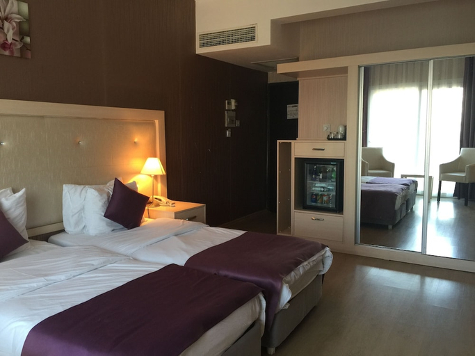 Bedroom 2, Manolya