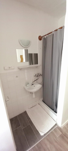 Bathroom 5, Central Room Hostel, Balatonföldvári