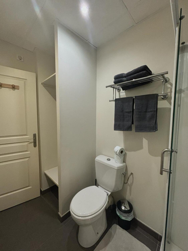 Bathroom 3, Residence Gambetta, Alpes-Maritimes