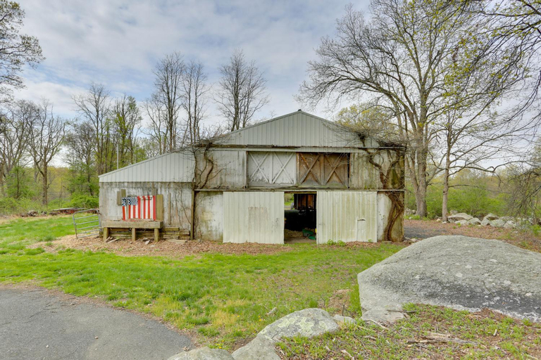 Pet-Friendly Grand Pine Bush Retreat on 2 Acres!, Ulster