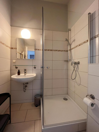 Bathroom 3, Studios am Hafen, Vorpommern-Rügen