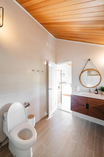 Bathroom 4, Thara Dara Khaoyai, Pak Chong
