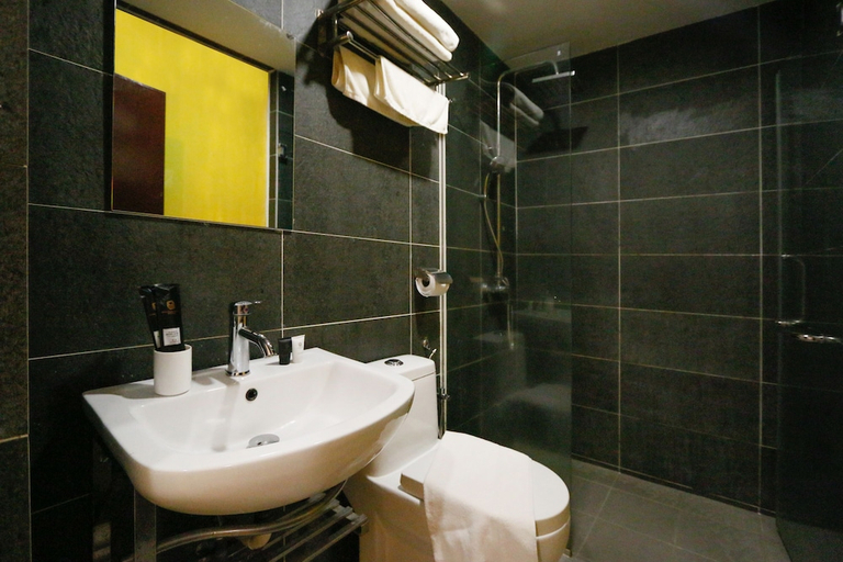 Bathroom 4, Swing & Pillows @ Golden Roof Hotel Sunway Ipoh, Kinta
