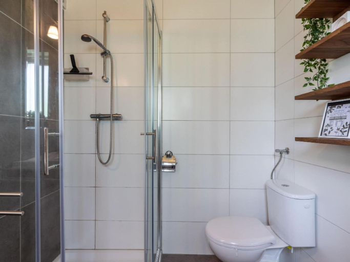 Bathroom, Unique Chalet by the Pond, Apeldoorn