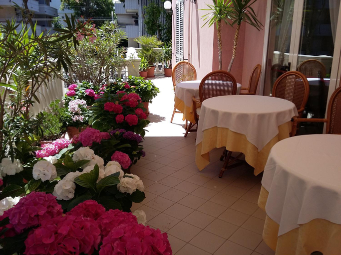 Food & Drinks 4, Hotel Trevi Riccione, in centro sul mare con cucina, Rimini