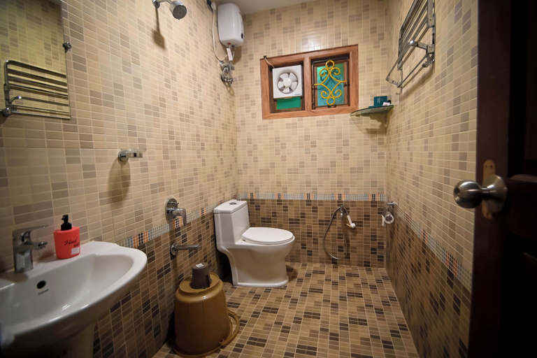 Bathroom 4, Benzy Palace Resort, Uttara Kannada