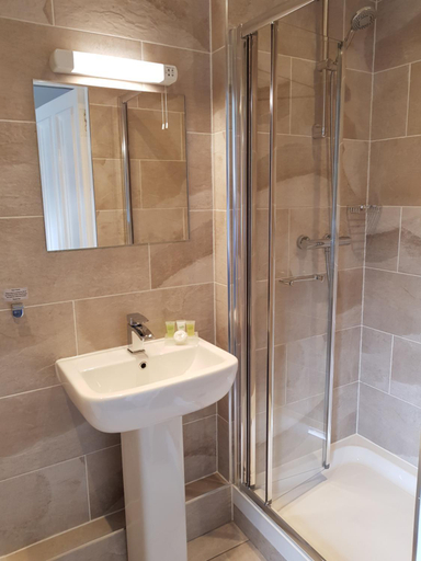 Bathroom 2, 18 Craigmillar Park, Edinburgh
