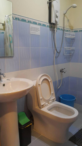 Bathroom 3, Oslob Malonzo Pension House, Oslob