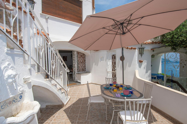 Others 4, Villa Algarrobos, Salerno