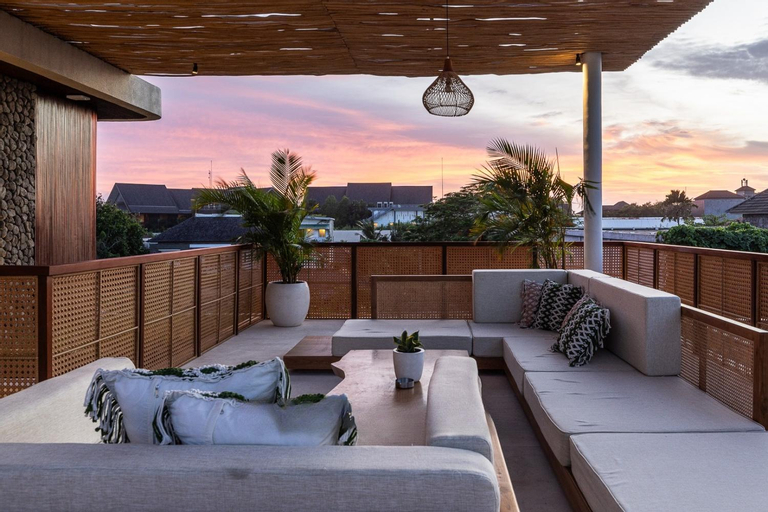 Exterior & Views 13