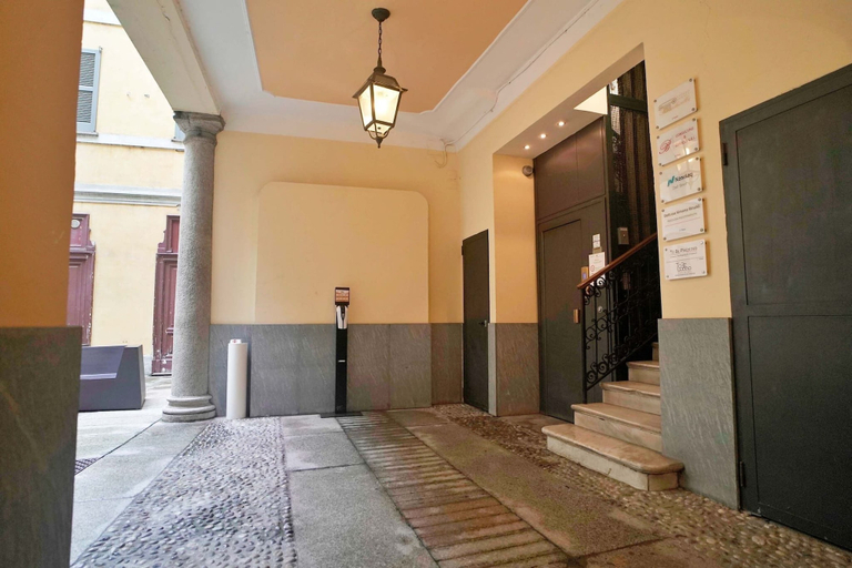 Others 3, Chic & Quiet Apartment in San Babila, Milano