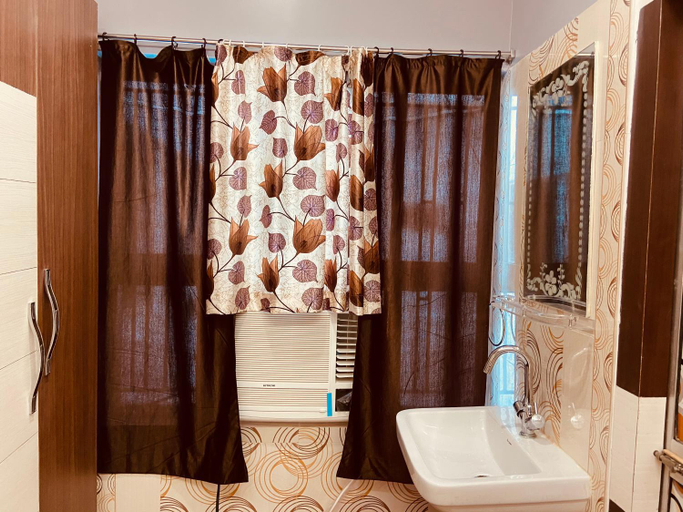 Bathroom 4, Hotel Nishi, Baleshwar