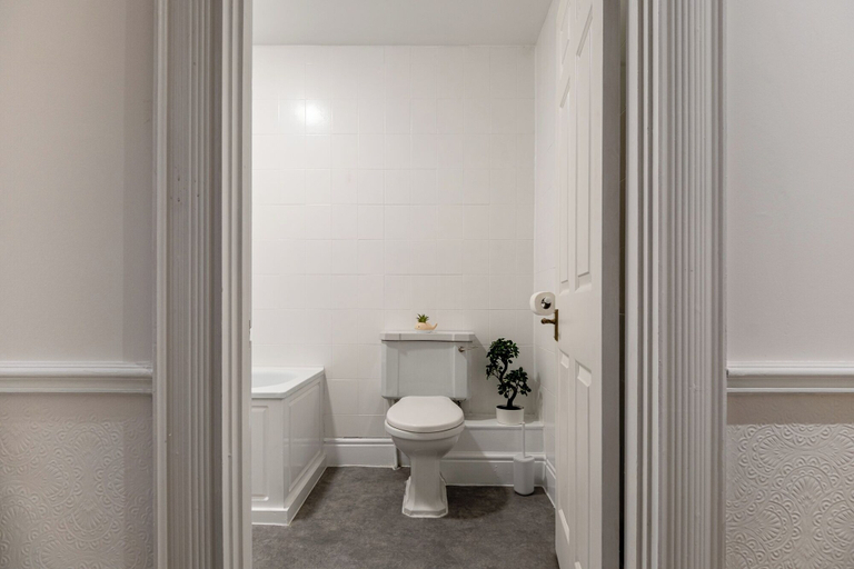 Bathroom 4, Garden Flat Apartment in Grosvenor Place, Bath and North East Somerset