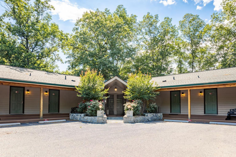 Halesford Harbour Resort - Smith Mountain Lake, Bedford