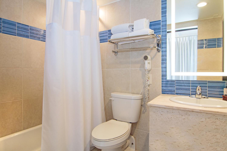 Bathroom 3, Windward Passage Hotel, Charlotte Amalie