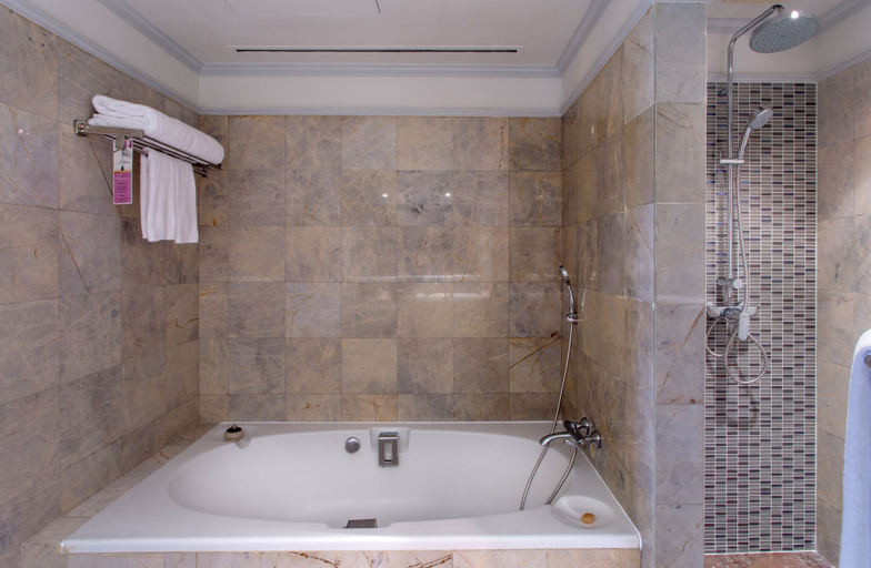 Bathroom 2, The Sukosol, Ratchathewi