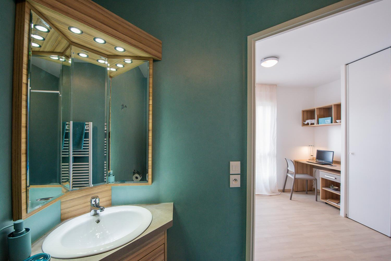 Bathroom 5, Apparteo Bordeaux, Gironde