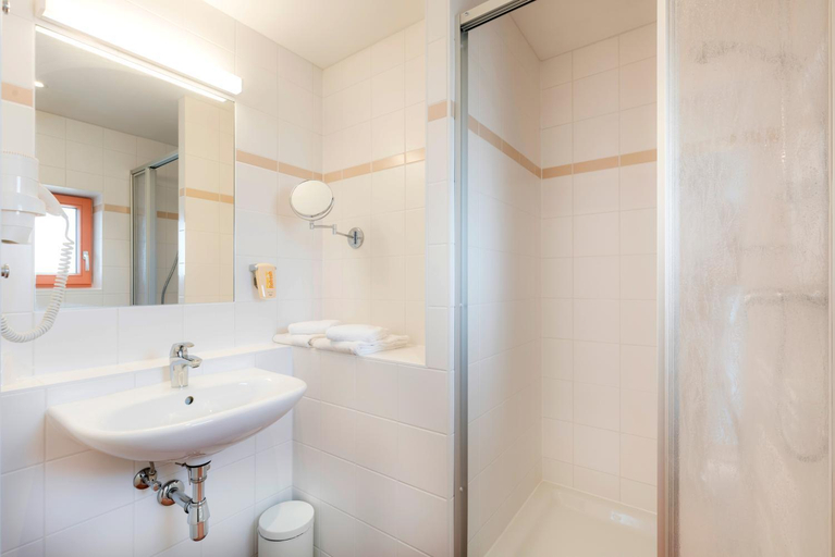 Bathroom 2, JUFA Hotel Stubenbergsee, Hartberg-Fürstenfeld