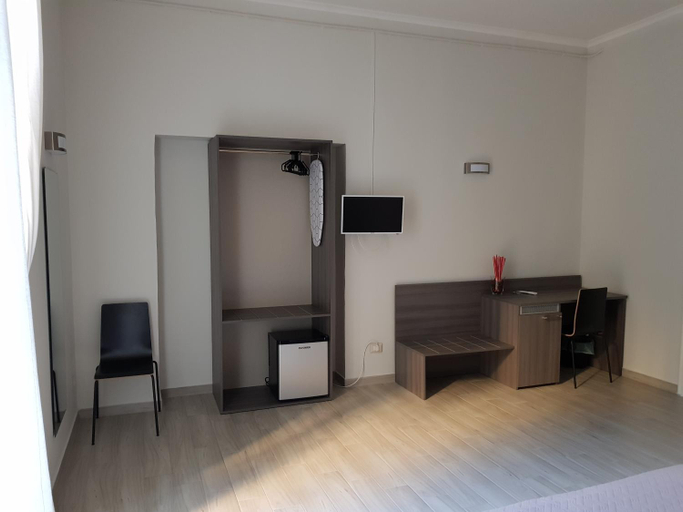 Others 4, B&b ONE, Napoli
