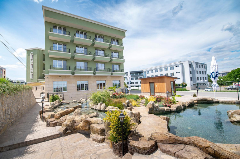 Exterior & Views