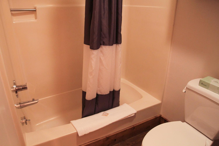 Bathroom 4, Ashore Hotel, Clatsop