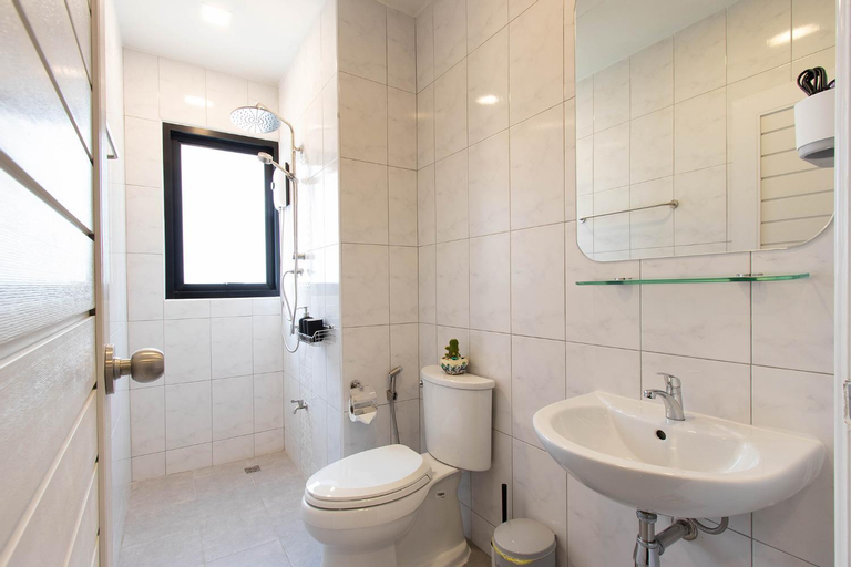 Bathroom 12