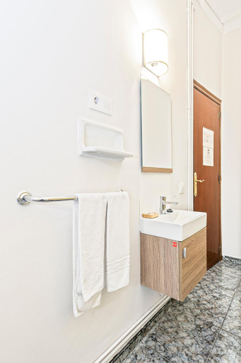Bathroom 3, Hostal Santa Ana, Barcelona