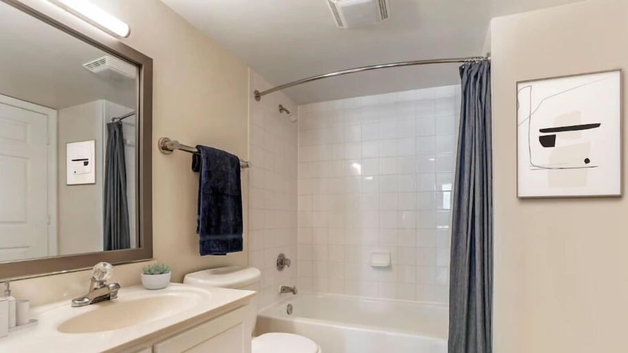 Bathroom, National Courthouse Place, Arlington