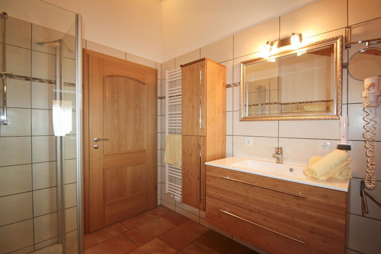 Bathroom 2, Cafe Wastelbauerhof - Urlaub auf dem Bauernhof, Rosenheim