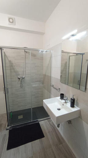 Bathroom 3, Al Castello, Cosenza