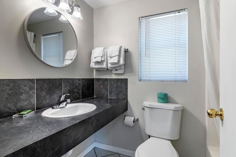Bathroom 3, Anchor Inn and Cottages Wells-Ogunquit, York
