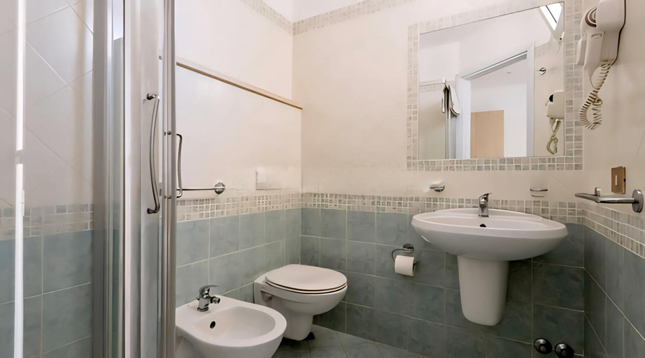 Bathroom 2, Hotel Baltic, Rimini