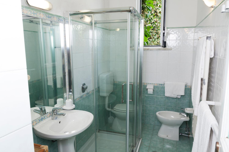 Bathroom 3, O' Vagnitiello - Parco Balneare Idroterapico - Camere - Ristorante, Napoli