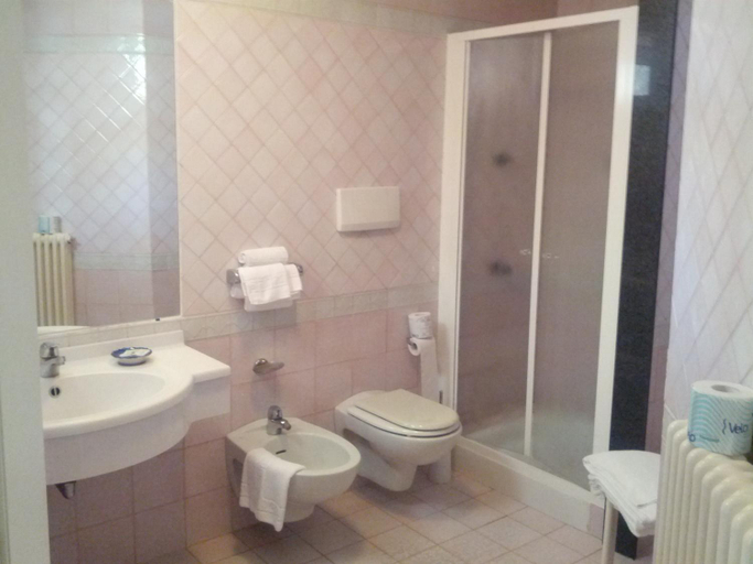 Bathroom 3, Hotel Trevi Riccione, in centro sul mare con cucina, Rimini