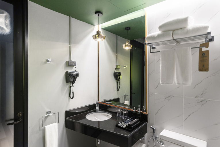 Bathroom 28
