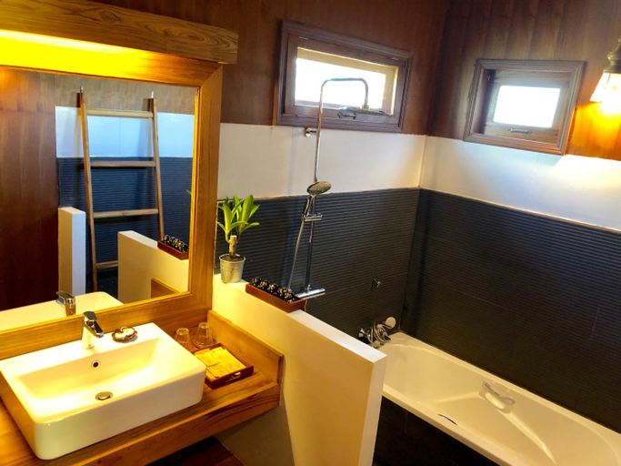 Bathroom 5, Inle Cottage Boutique Hotel, Taunggye