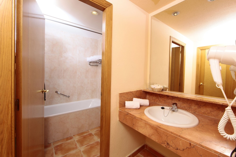 Bathroom 5, Zafiro Can Picafort, Baleares
