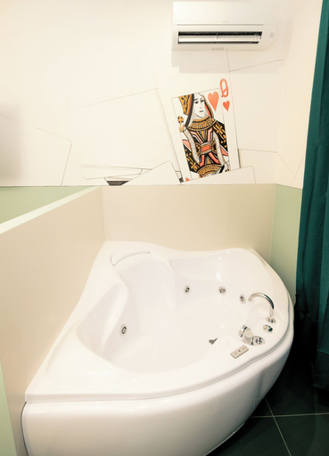 Bathroom 5, O Effe Games Vatican, Roma